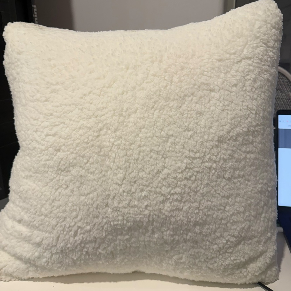 UGG Pillow 18 x 18 Throw Pillow WHITE NWT